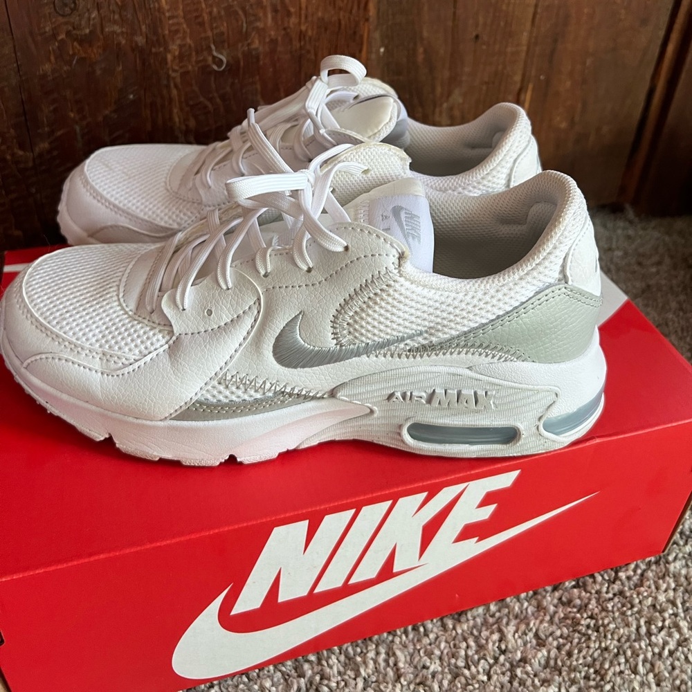 Nike Air Max Execs. W’s 7.5